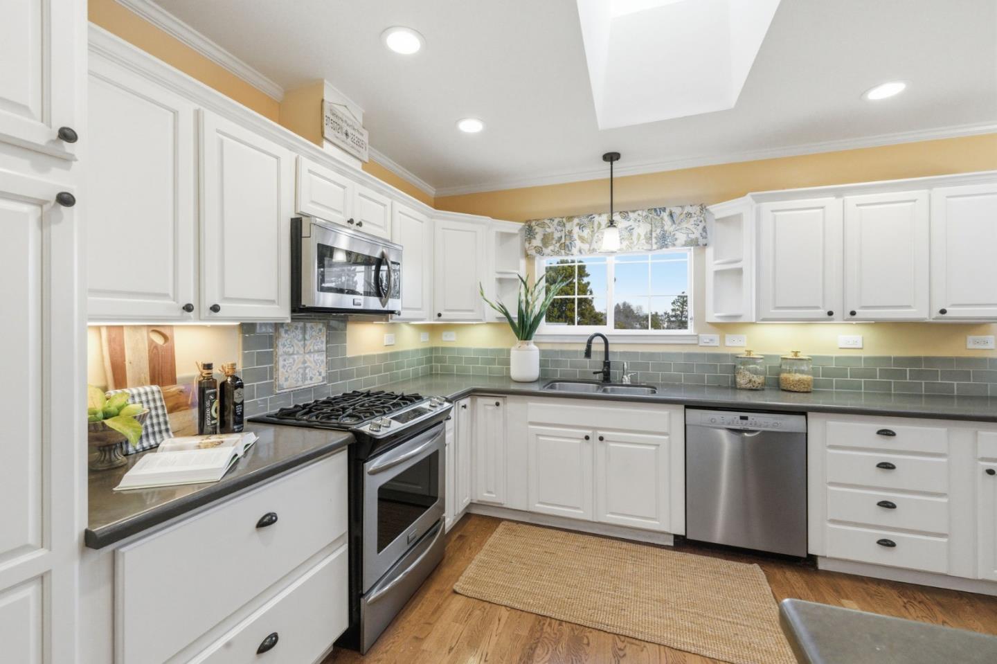 Detail Gallery Image 21 of 64 For 418 Ridge Rd, San Carlos,  CA 94070 - 5 Beds | 3 Baths