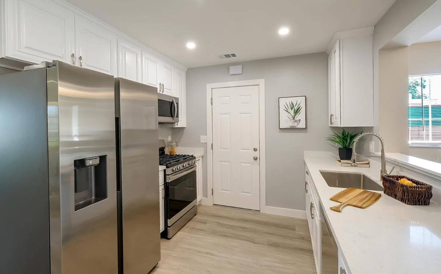 Detail Gallery Image 9 of 19 For 18407 Rainier Ave, Hayward,  CA 94541 - 3 Beds | 2 Baths