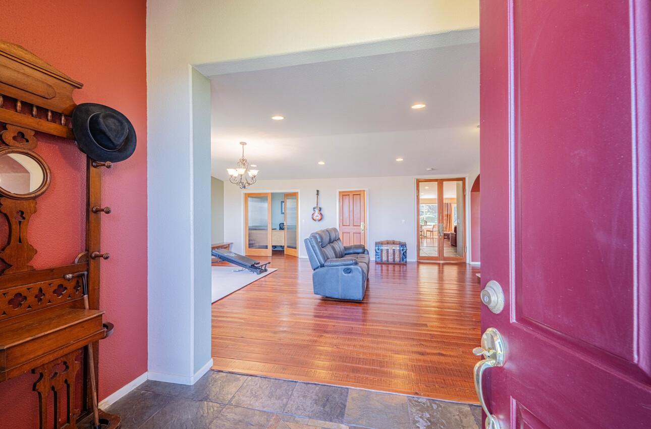 Detail Gallery Image 10 of 68 For 300 Mesa Rd, Salinas,  CA 93908 - 4 Beds | 3/1 Baths