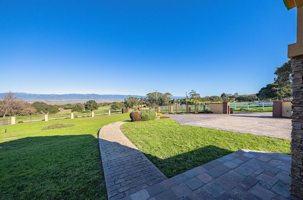 Detail Gallery Image 11 of 68 For 300 Mesa Rd, Salinas,  CA 93908 - 4 Beds | 3/1 Baths