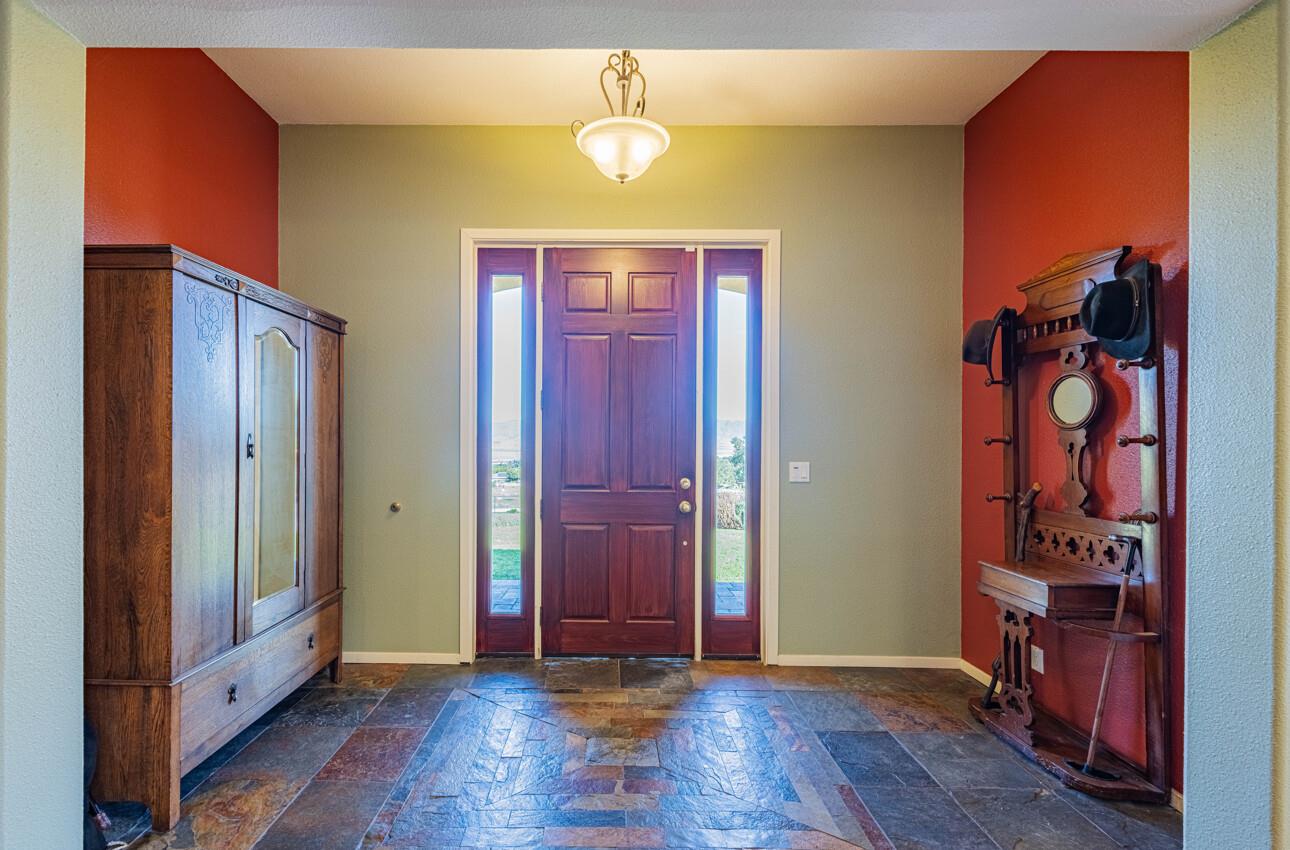 Detail Gallery Image 12 of 68 For 300 Mesa Rd, Salinas,  CA 93908 - 4 Beds | 3/1 Baths