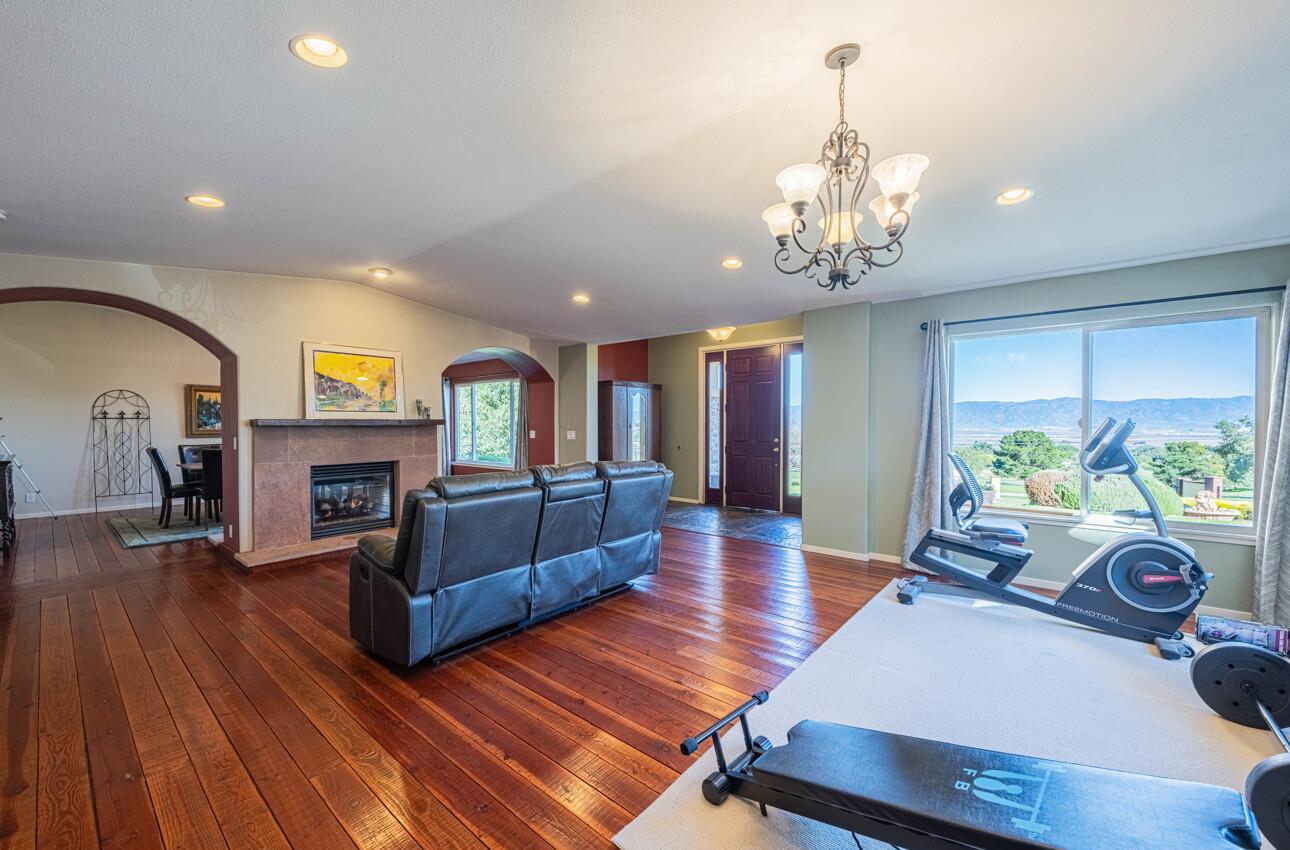 Detail Gallery Image 13 of 68 For 300 Mesa Rd, Salinas,  CA 93908 - 4 Beds | 3/1 Baths