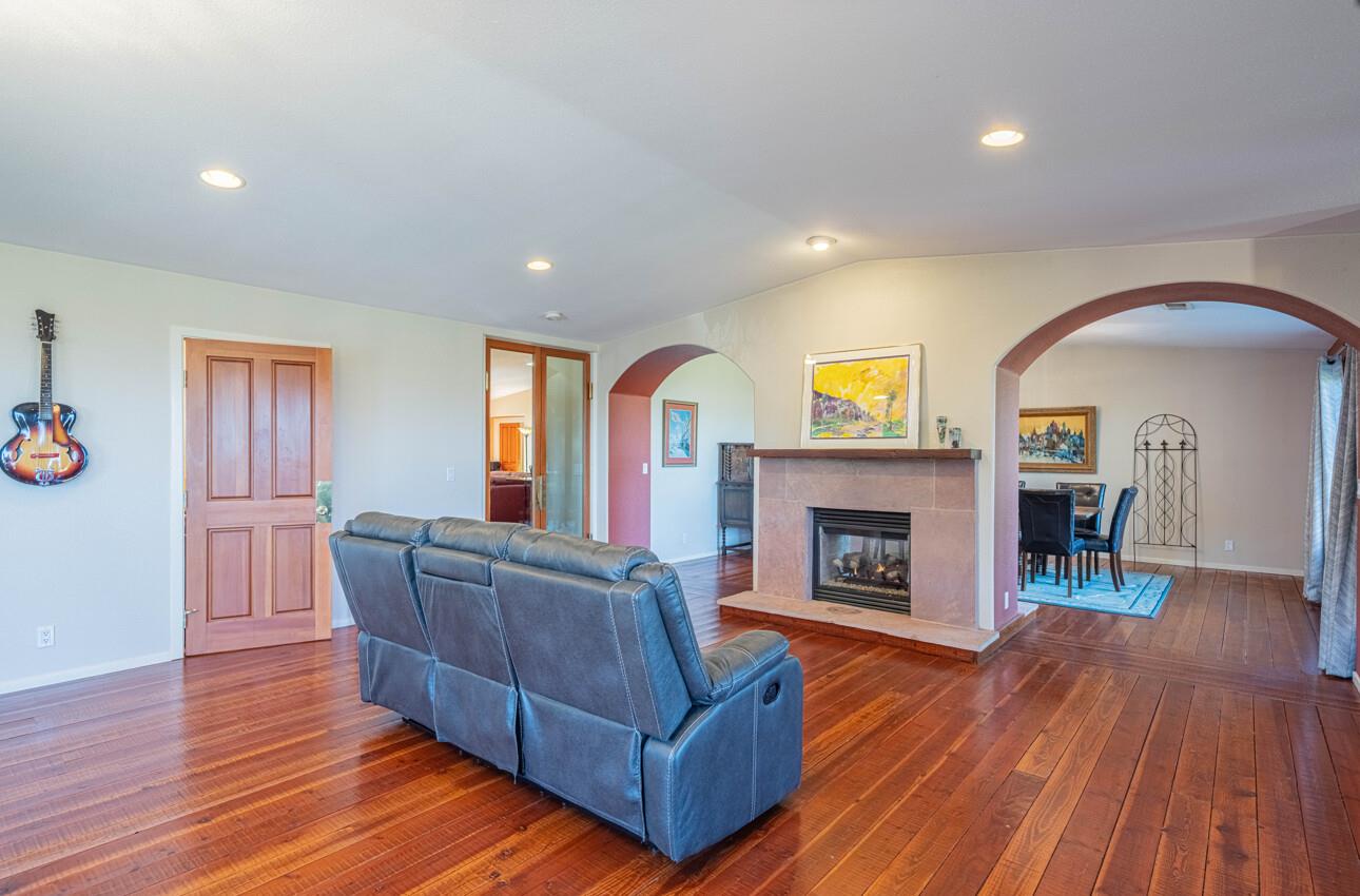 Detail Gallery Image 14 of 68 For 300 Mesa Rd, Salinas,  CA 93908 - 4 Beds | 3/1 Baths