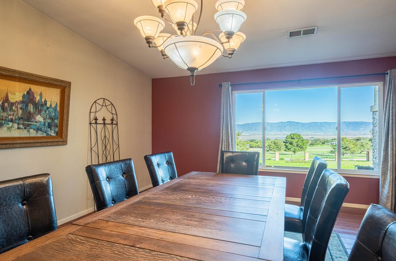 Detail Gallery Image 16 of 68 For 300 Mesa Rd, Salinas,  CA 93908 - 4 Beds | 3/1 Baths
