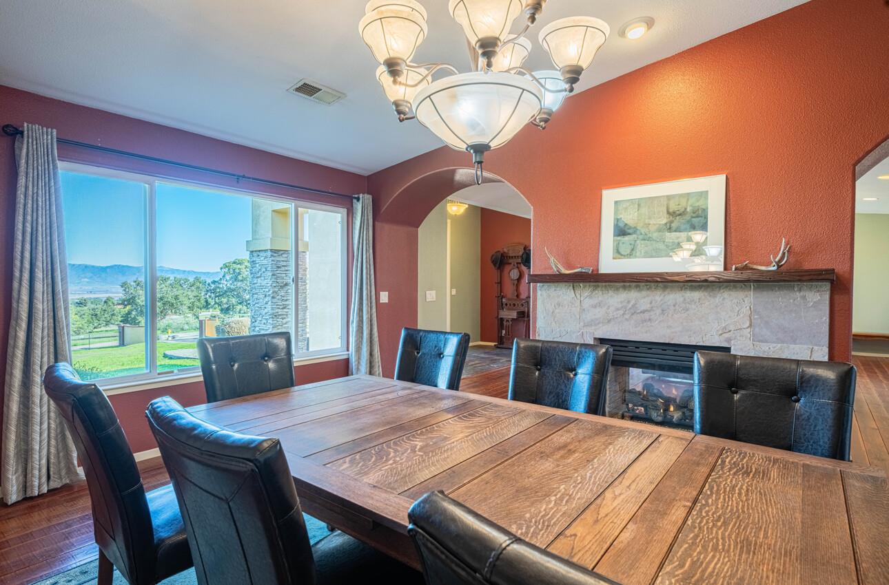 Detail Gallery Image 17 of 68 For 300 Mesa Rd, Salinas,  CA 93908 - 4 Beds | 3/1 Baths