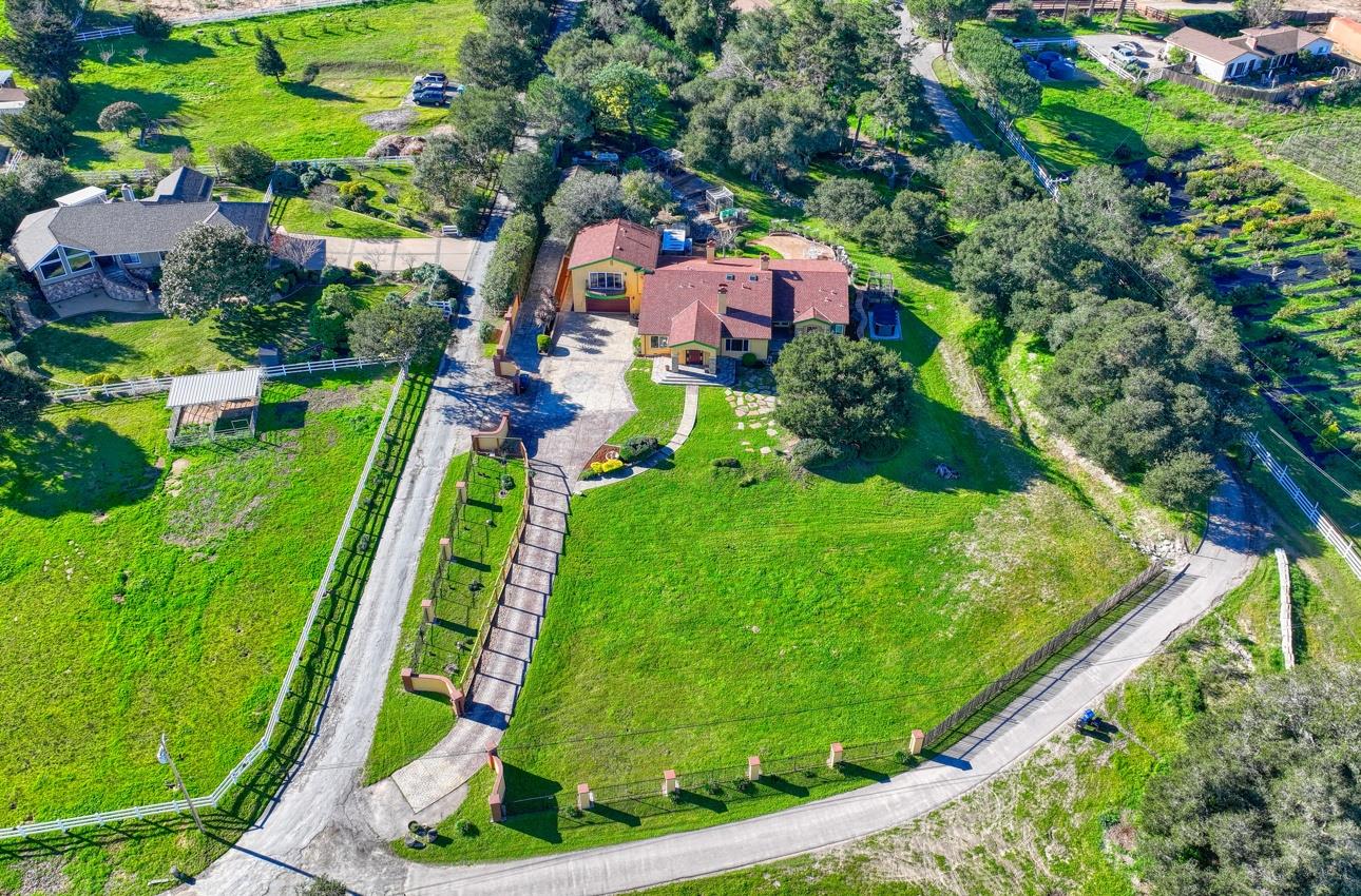 Detail Gallery Image 5 of 68 For 300 Mesa Rd, Salinas,  CA 93908 - 4 Beds | 3/1 Baths