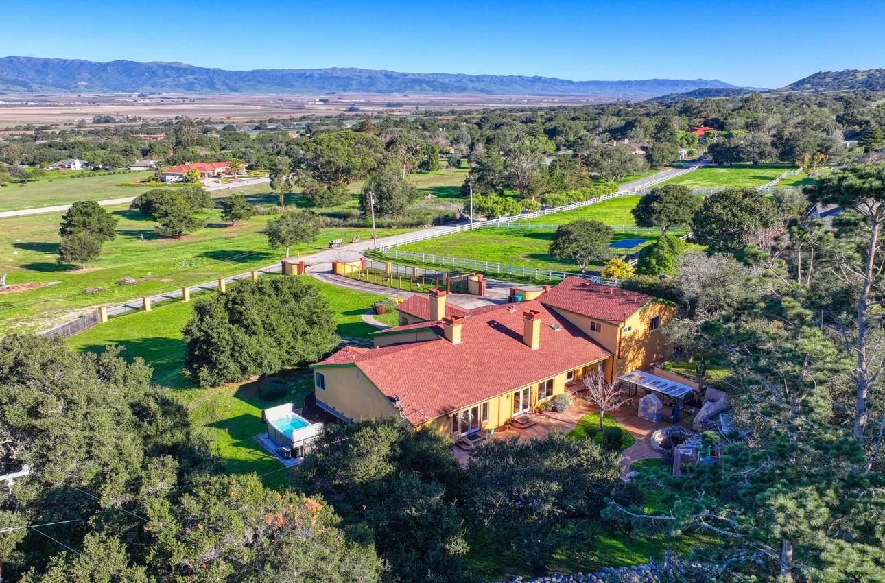 Detail Gallery Image 6 of 68 For 300 Mesa Rd, Salinas,  CA 93908 - 4 Beds | 3/1 Baths