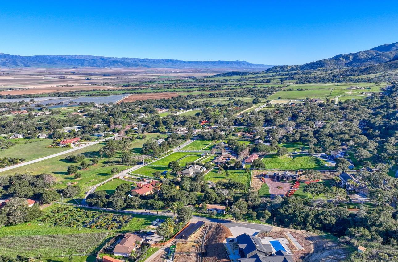 Detail Gallery Image 8 of 68 For 300 Mesa Rd, Salinas,  CA 93908 - 4 Beds | 3/1 Baths