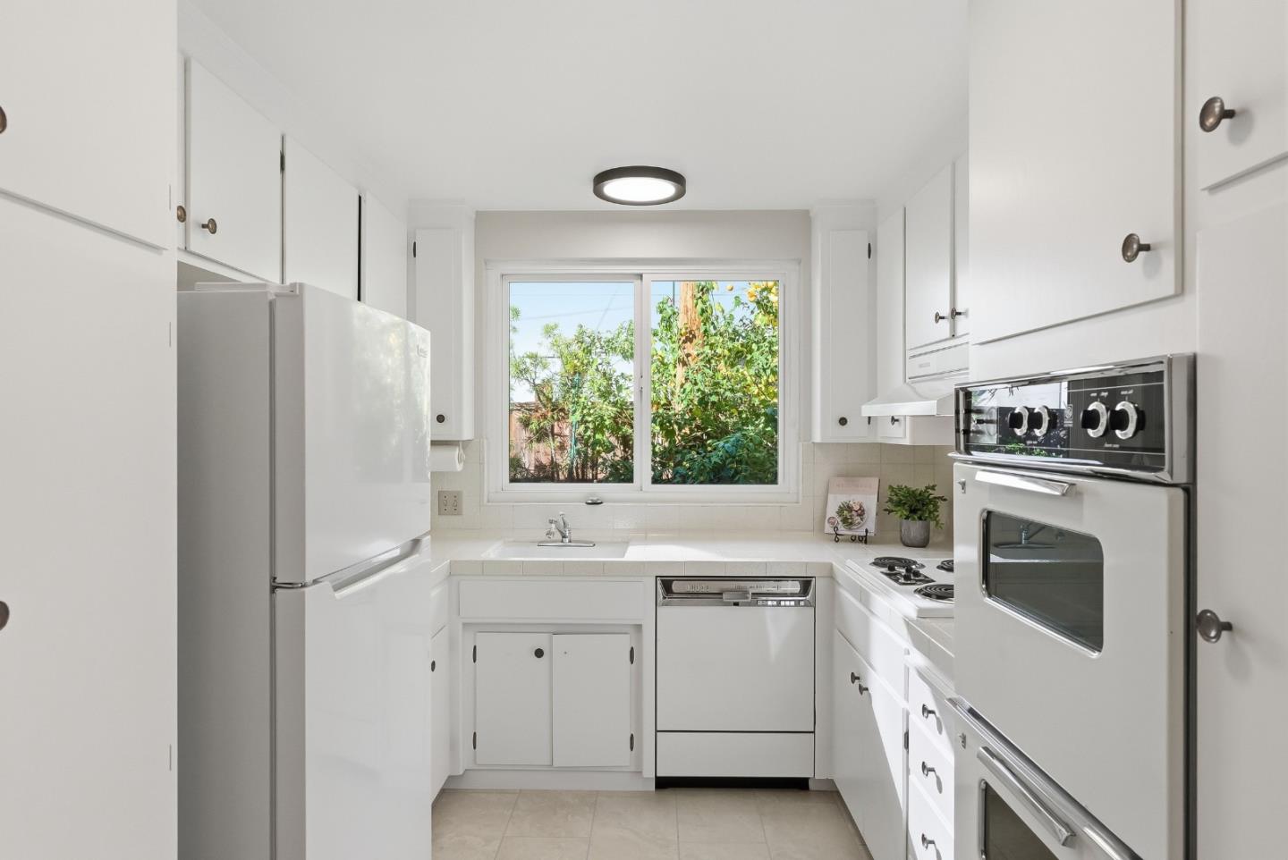 Detail Gallery Image 12 of 41 For 255 E Oakwood Blvd, Redwood City,  CA 94061 - 3 Beds | 2 Baths