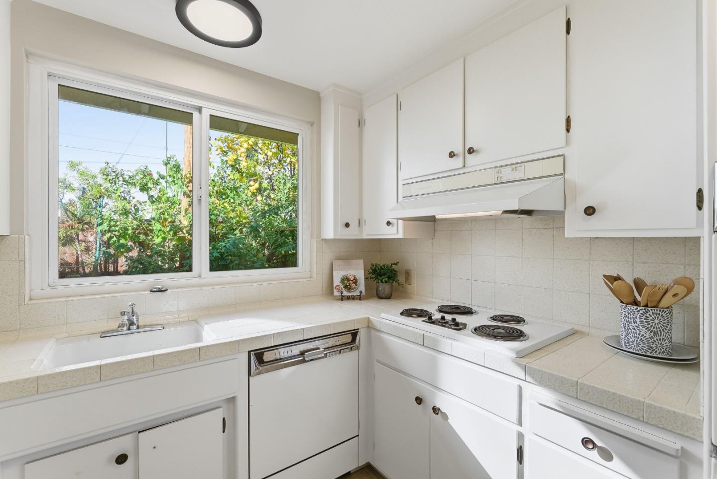 Detail Gallery Image 13 of 41 For 255 E Oakwood Blvd, Redwood City,  CA 94061 - 3 Beds | 2 Baths