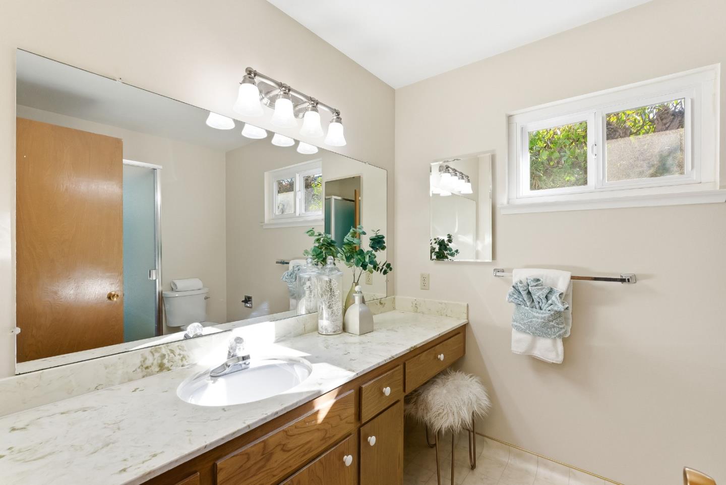 Detail Gallery Image 26 of 41 For 255 E Oakwood Blvd, Redwood City,  CA 94061 - 3 Beds | 2 Baths