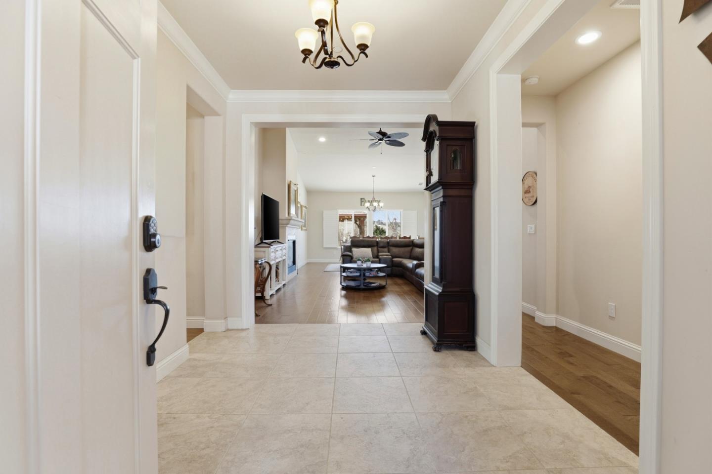 Detail Gallery Image 6 of 41 For 30 Tyler Ct, Hollister,  CA 95023 - 4 Beds | 3 Baths