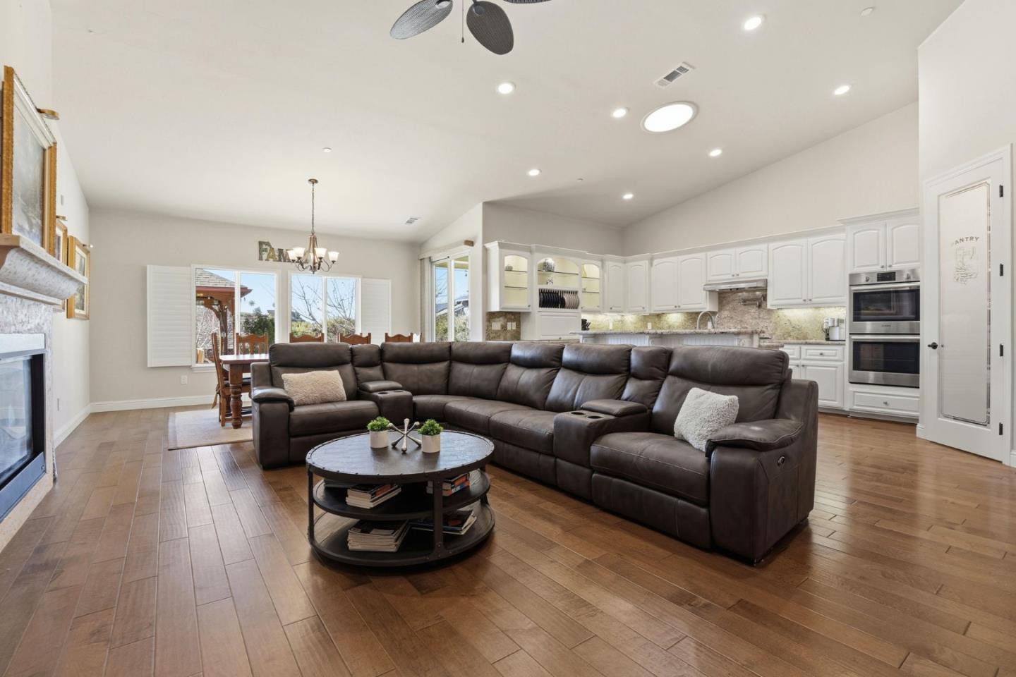 Detail Gallery Image 7 of 41 For 30 Tyler Ct, Hollister,  CA 95023 - 4 Beds | 3 Baths