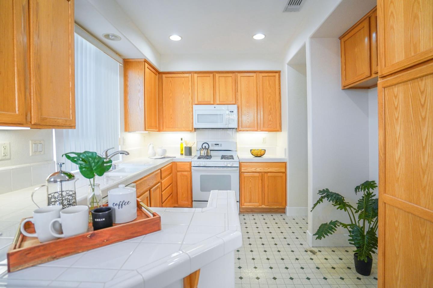 Detail Gallery Image 13 of 41 For 2299 Woodset Dr, San Jose,  CA 95116 - 3 Beds | 2/1 Baths