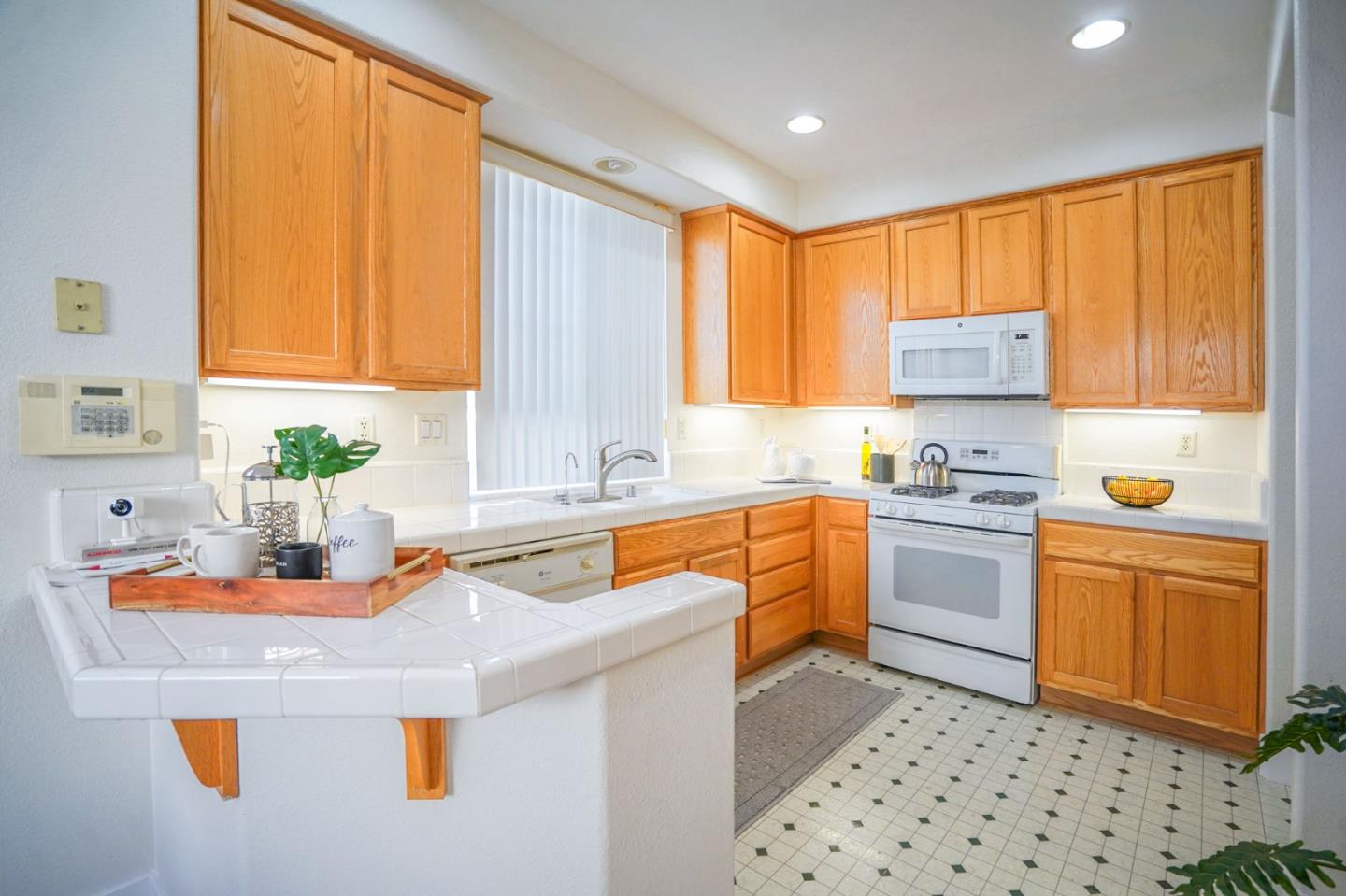 Detail Gallery Image 14 of 41 For 2299 Woodset Dr, San Jose,  CA 95116 - 3 Beds | 2/1 Baths