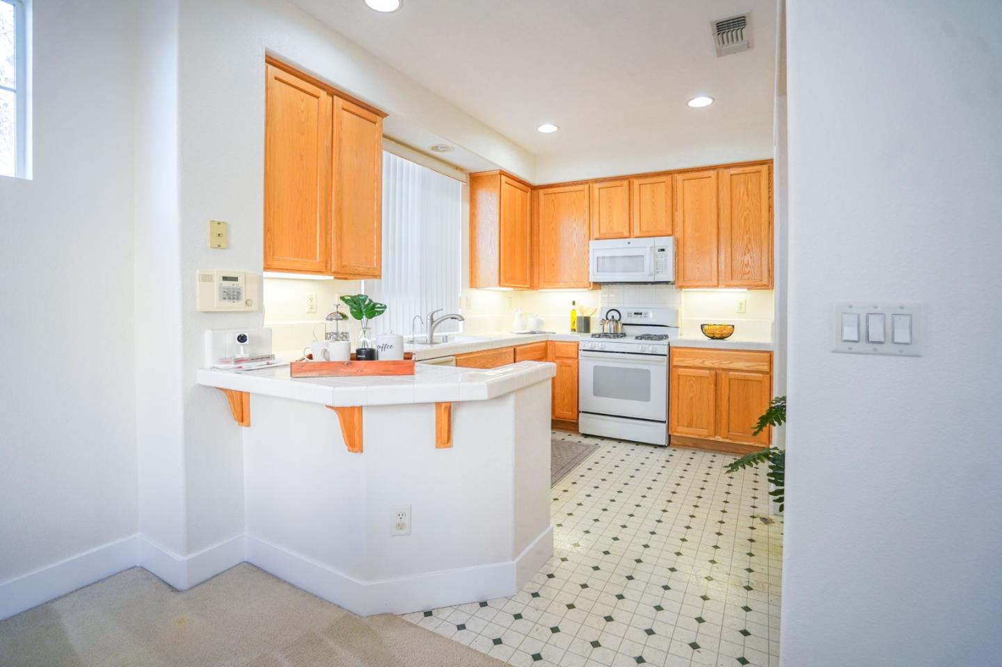 Detail Gallery Image 15 of 41 For 2299 Woodset Dr, San Jose,  CA 95116 - 3 Beds | 2/1 Baths