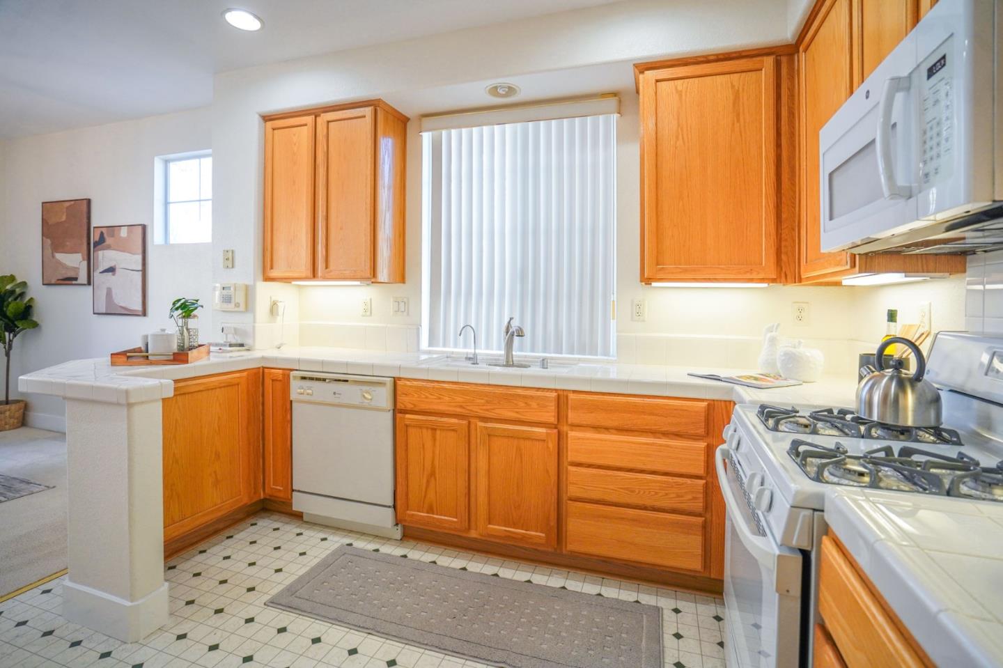 Detail Gallery Image 16 of 41 For 2299 Woodset Dr, San Jose,  CA 95116 - 3 Beds | 2/1 Baths