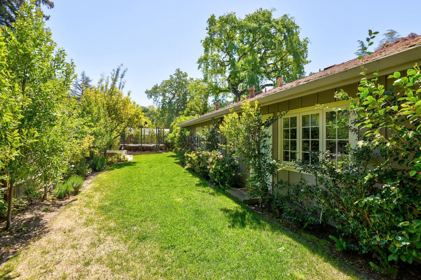 Detail Gallery Image 33 of 37 For 1003 Olive St, Menlo Park,  CA 94025 - 4 Beds | 3/1 Baths