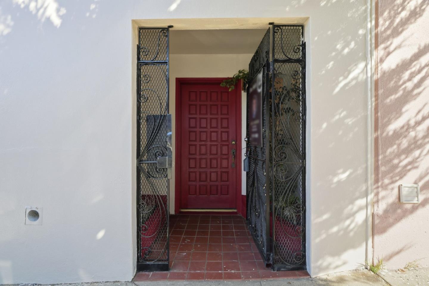 Detail Gallery Image 3 of 46 For 35 Macedonia St, San Francisco,  CA 94110 - 2 Beds | 1 Baths