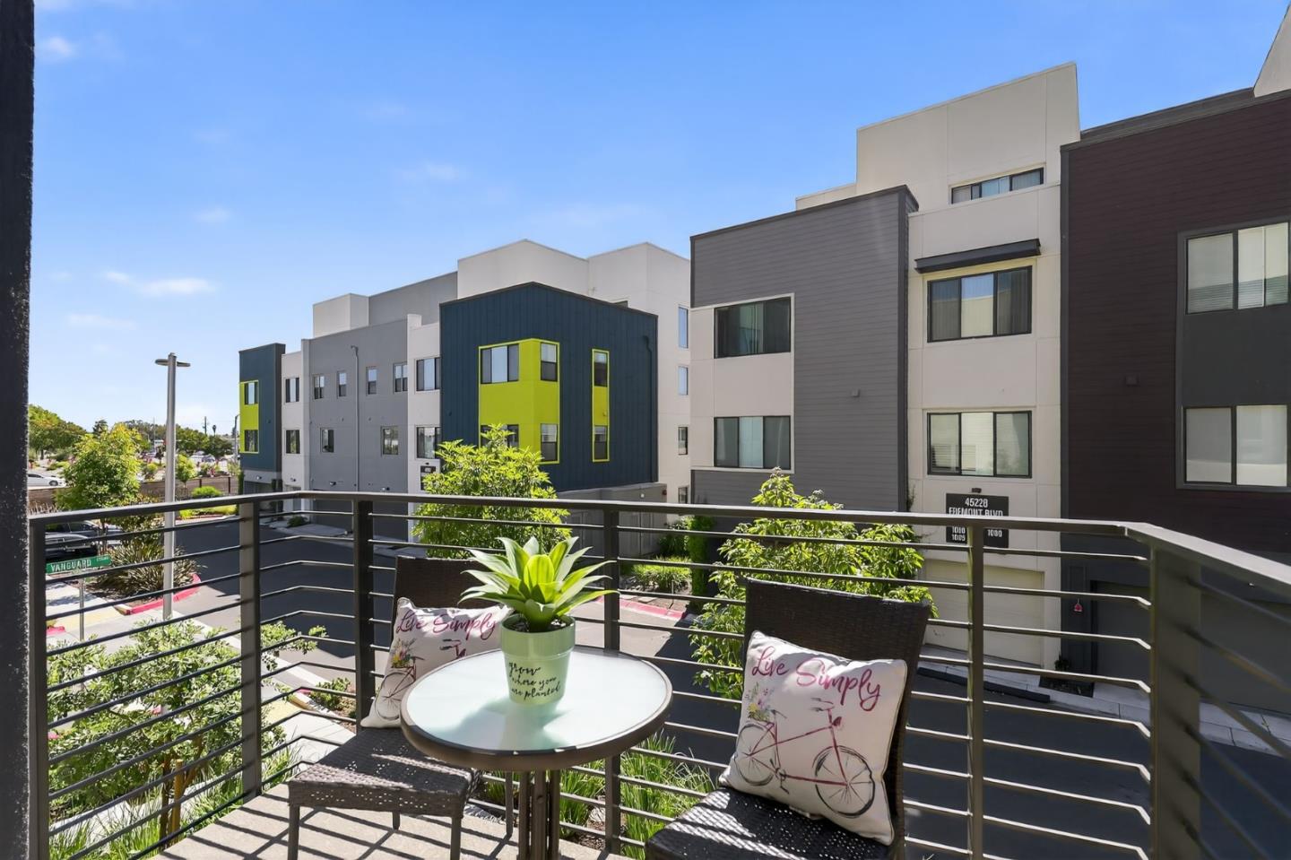 Detail Gallery Image 3 of 53 For 3891 Vanguard Cmn #1004,  Fremont,  CA 94538 - 2 Beds | 2/1 Baths