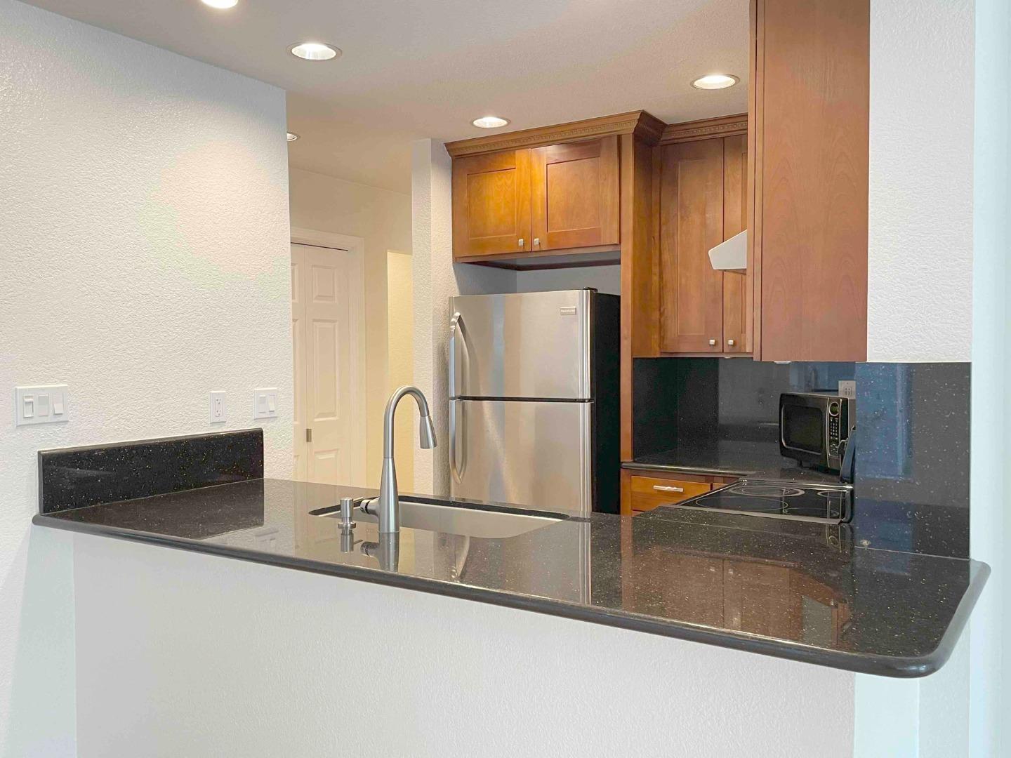 Detail Gallery Image 5 of 16 For 1801 Parkview Green Cir, San Jose,  CA 95131 - 2 Beds | 1 Baths