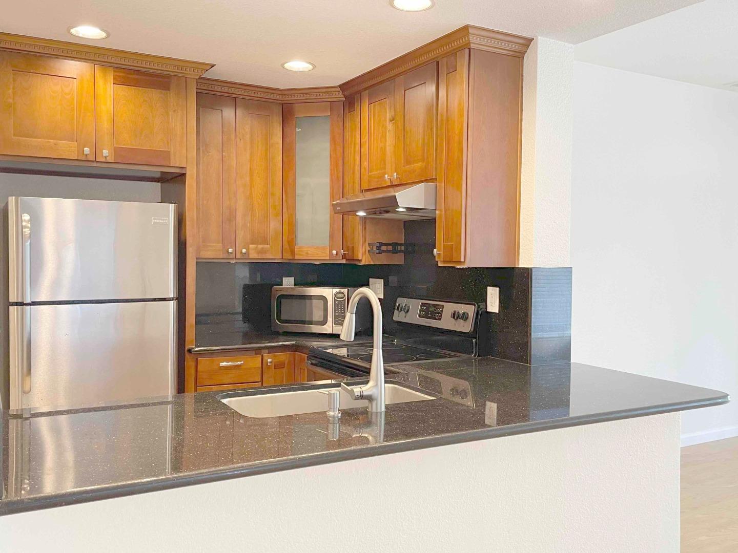 Detail Gallery Image 6 of 16 For 1801 Parkview Green Cir, San Jose,  CA 95131 - 2 Beds | 1 Baths