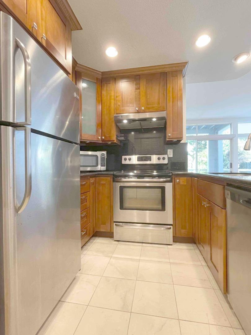 Detail Gallery Image 7 of 16 For 1801 Parkview Green Cir, San Jose,  CA 95131 - 2 Beds | 1 Baths