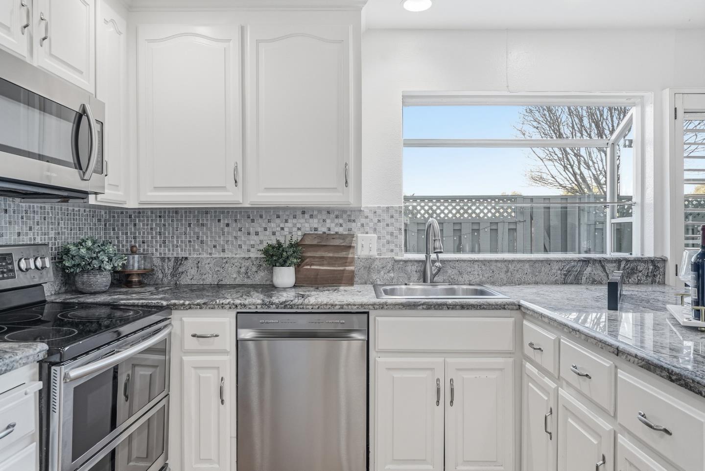 Detail Gallery Image 10 of 44 For 802 Magellan Ln, Foster City,  CA 94404 - 3 Beds | 2/1 Baths