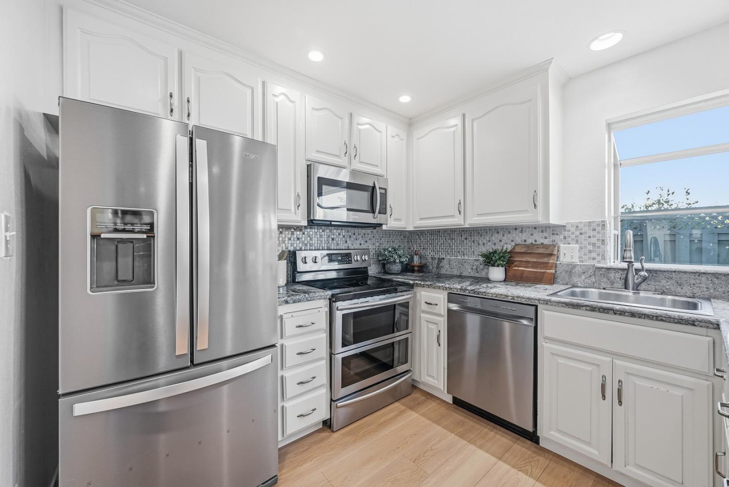 Detail Gallery Image 11 of 44 For 802 Magellan Ln, Foster City,  CA 94404 - 3 Beds | 2/1 Baths