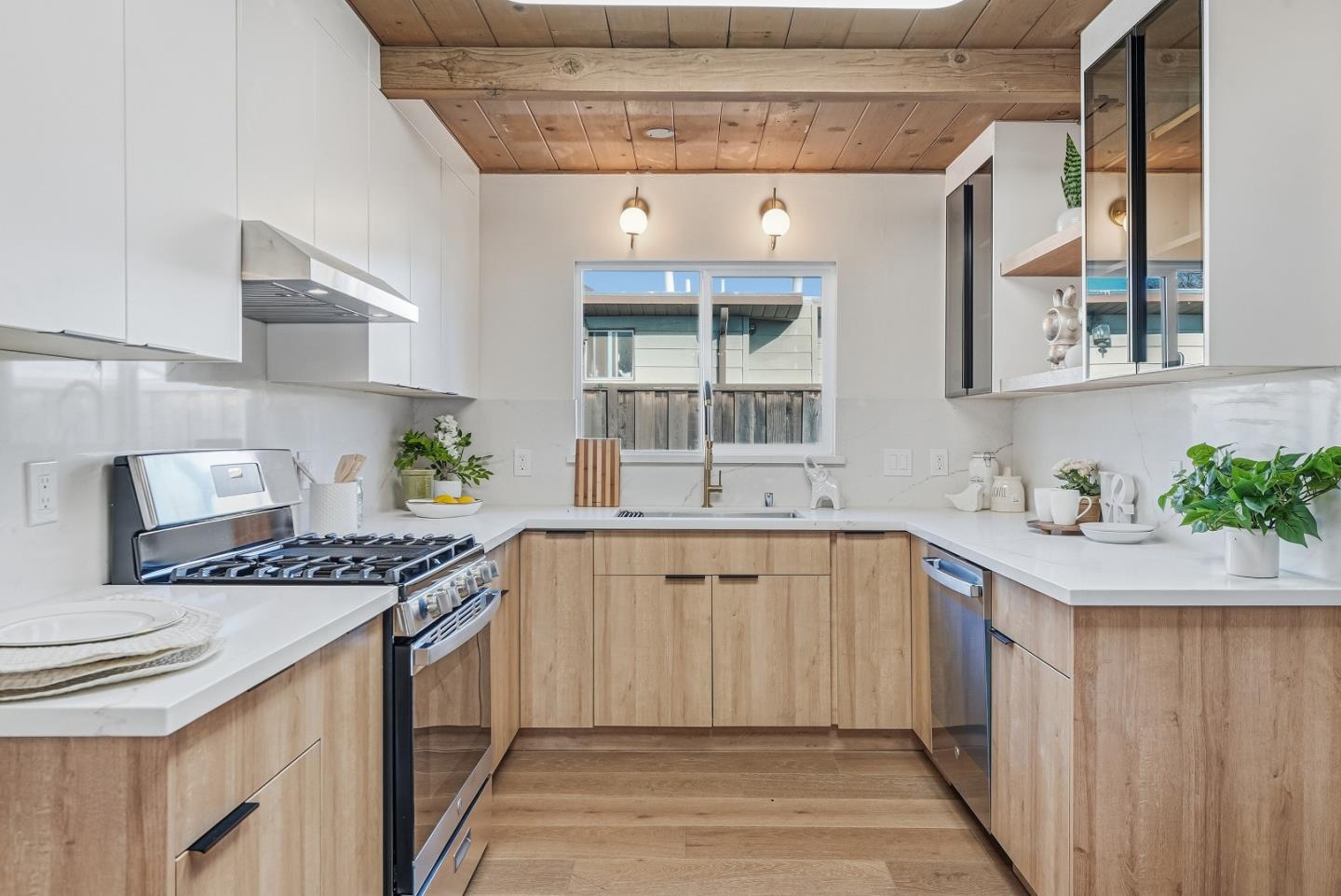 Detail Gallery Image 2 of 27 For 136 Lawton Dr, Milpitas,  CA 95035 - 3 Beds | 1/1 Baths