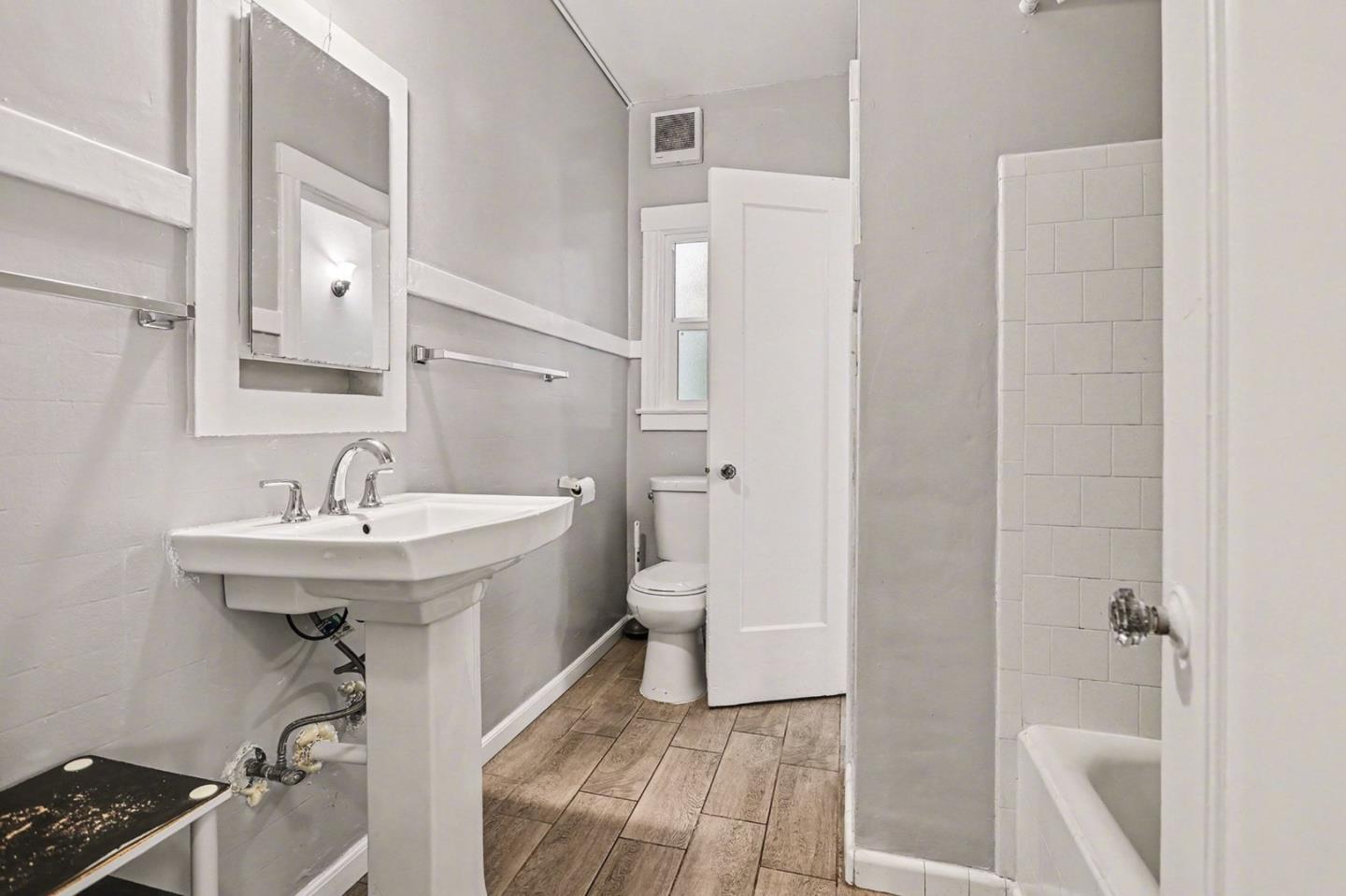 Detail Gallery Image 11 of 16 For 2366 Virginia St #2,  Berkeley,  CA 94709 - 3 Beds | 2 Baths