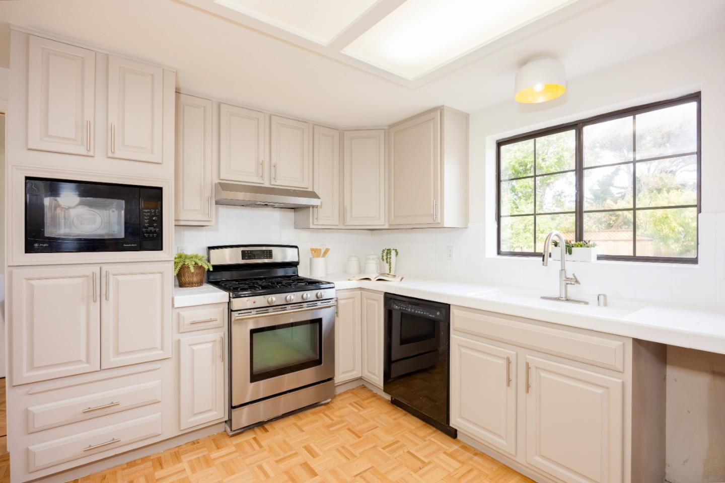 Detail Gallery Image 6 of 23 For 371 Granelli Ave, Half Moon Bay,  CA 94019 - 4 Beds | 2/1 Baths