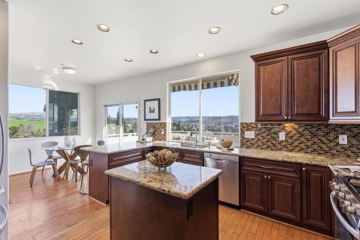 Detail Gallery Image 11 of 40 For 2545 Fox Ridge Dr, Castro Valley,  CA 94546 - 4 Beds | 2/1 Baths