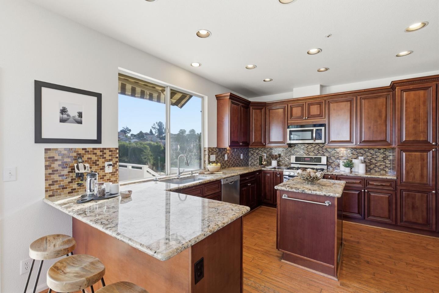 Detail Gallery Image 12 of 40 For 2545 Fox Ridge Dr, Castro Valley,  CA 94546 - 4 Beds | 2/1 Baths