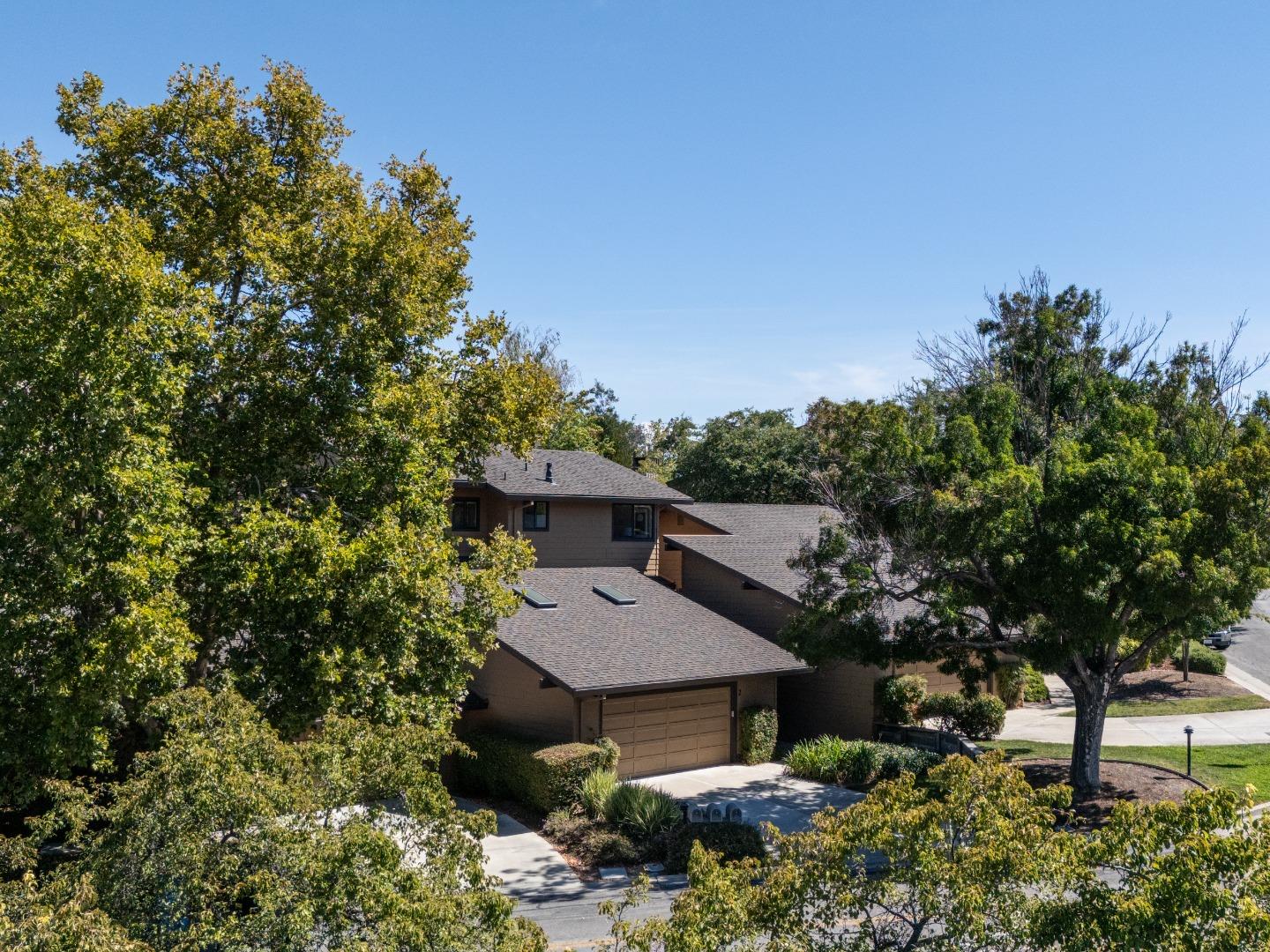 Detail Gallery Image 2 of 38 For 2 Hallmark Cir, Menlo Park,  CA 94025 - 3 Beds | 2 Baths