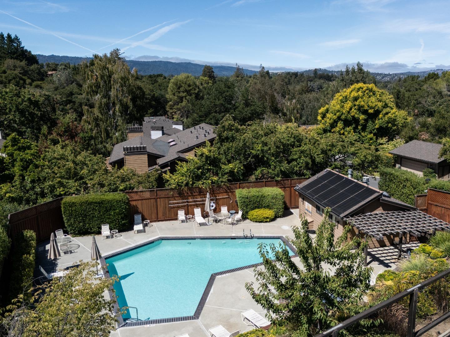 Detail Gallery Image 32 of 38 For 2 Hallmark Cir, Menlo Park,  CA 94025 - 3 Beds | 2 Baths