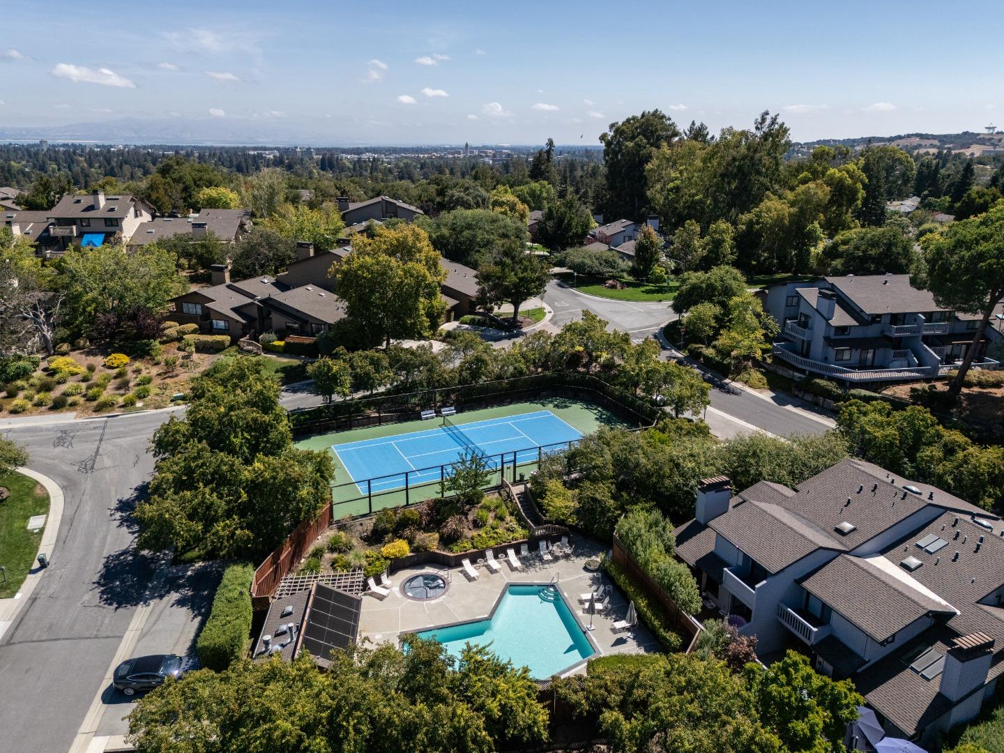 Detail Gallery Image 33 of 38 For 2 Hallmark Cir, Menlo Park,  CA 94025 - 3 Beds | 2 Baths