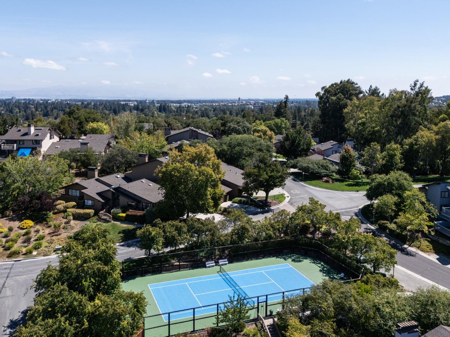 Detail Gallery Image 34 of 38 For 2 Hallmark Cir, Menlo Park,  CA 94025 - 3 Beds | 2 Baths