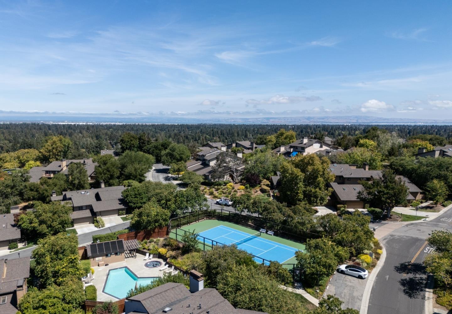 Detail Gallery Image 35 of 38 For 2 Hallmark Cir, Menlo Park,  CA 94025 - 3 Beds | 2 Baths