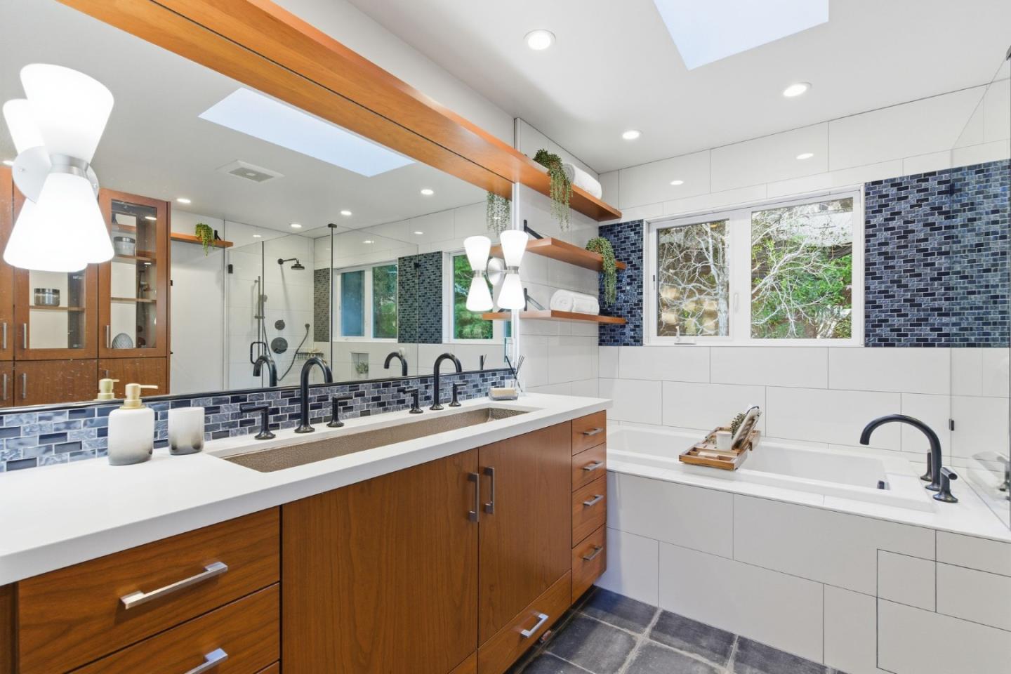 Detail Gallery Image 12 of 34 For 1700 Valley View Ave, Belmont,  CA 94002 - 4 Beds | 2/1 Baths