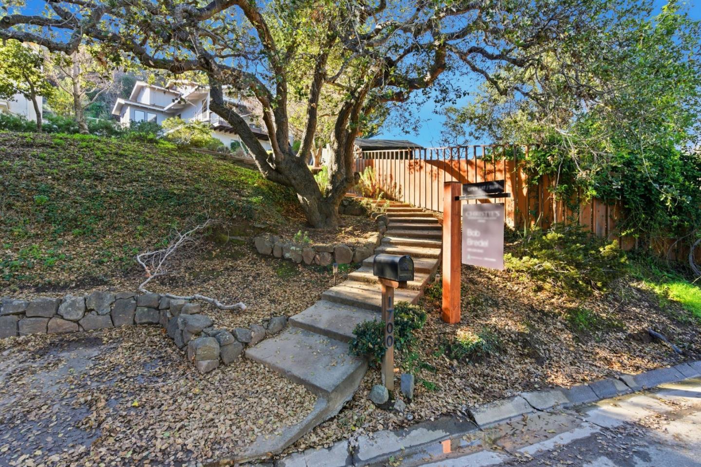 Detail Gallery Image 28 of 34 For 1700 Valley View Ave, Belmont,  CA 94002 - 4 Beds | 2/1 Baths