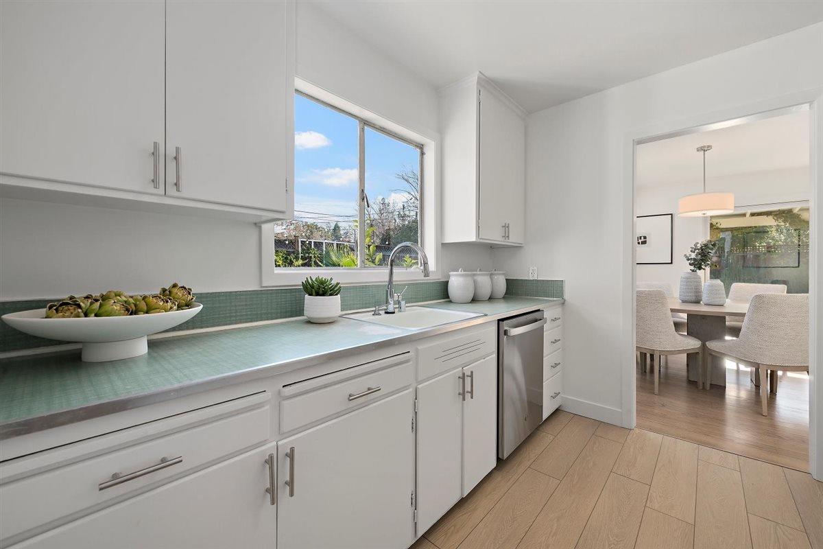 Detail Gallery Image 10 of 26 For 1111 Hobart St, Menlo Park,  CA 94025 - 4 Beds | 2 Baths