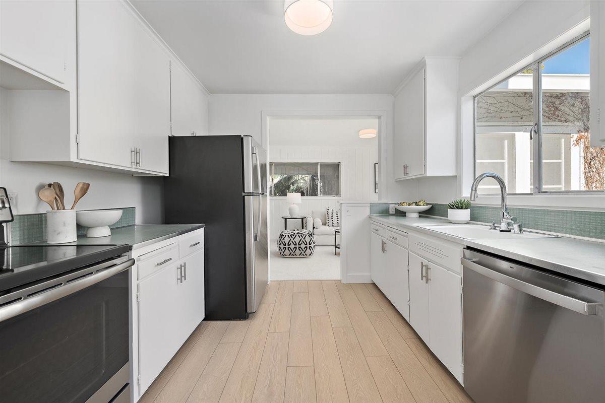 Detail Gallery Image 9 of 26 For 1111 Hobart St, Menlo Park,  CA 94025 - 4 Beds | 2 Baths