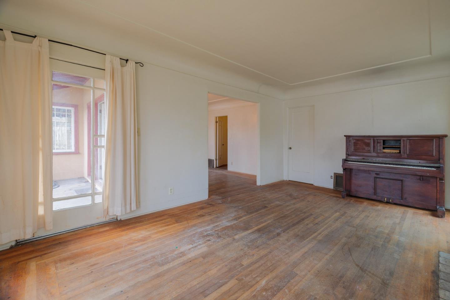 Detail Gallery Image 8 of 11 For 65 Cleaves Ave, San Jose,  CA 95126 - 3 Beds | 2 Baths