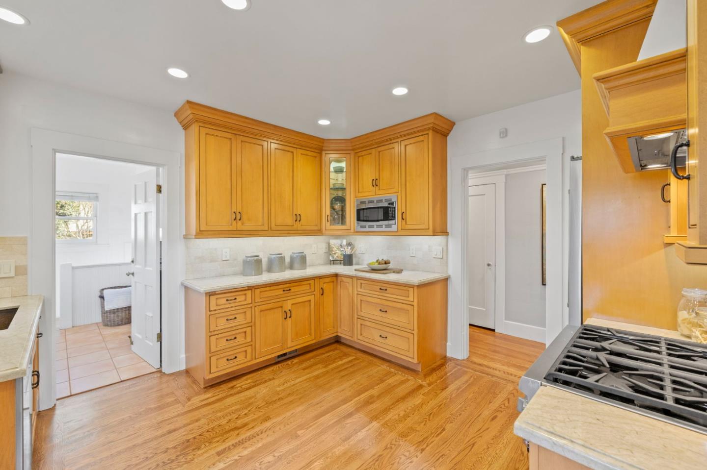 Detail Gallery Image 19 of 52 For 1517 Cypress Ave, Burlingame,  CA 94010 - 3 Beds | 2 Baths