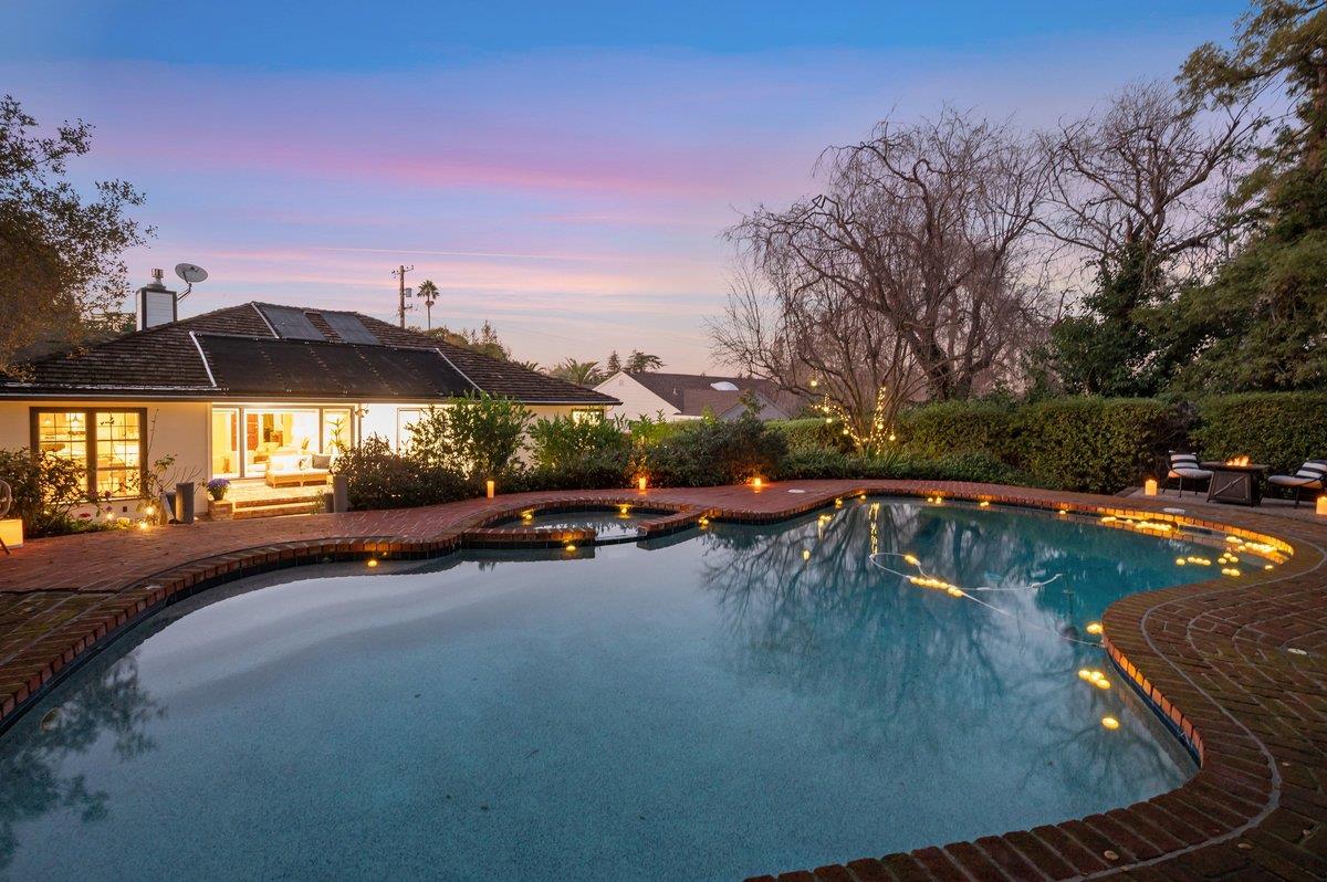 Detail Gallery Image 2 of 49 For 1277 Edgewood Rd, Redwood City,  CA 94062 - 3 Beds | 2 Baths