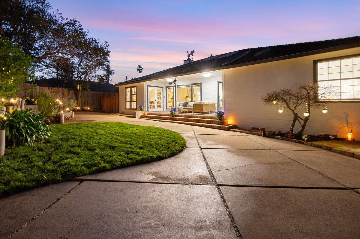 Detail Gallery Image 4 of 49 For 1277 Edgewood Rd, Redwood City,  CA 94062 - 3 Beds | 2 Baths