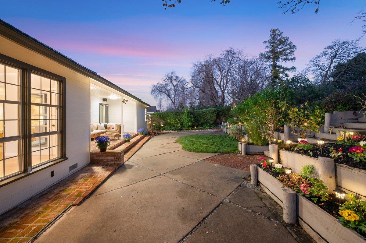 Detail Gallery Image 6 of 49 For 1277 Edgewood Rd, Redwood City,  CA 94062 - 3 Beds | 2 Baths