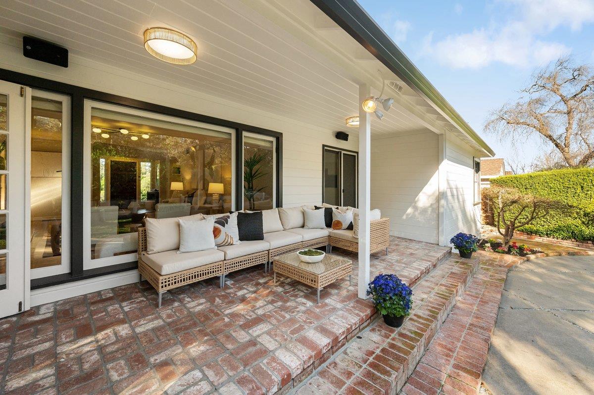 Detail Gallery Image 9 of 49 For 1277 Edgewood Rd, Redwood City,  CA 94062 - 3 Beds | 2 Baths