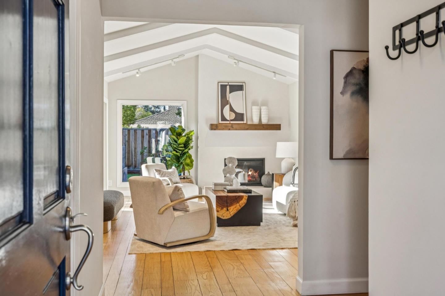 Detail Gallery Image 5 of 40 For 1395 Delfino Way, Menlo Park,  CA 94025 - 3 Beds | 2 Baths